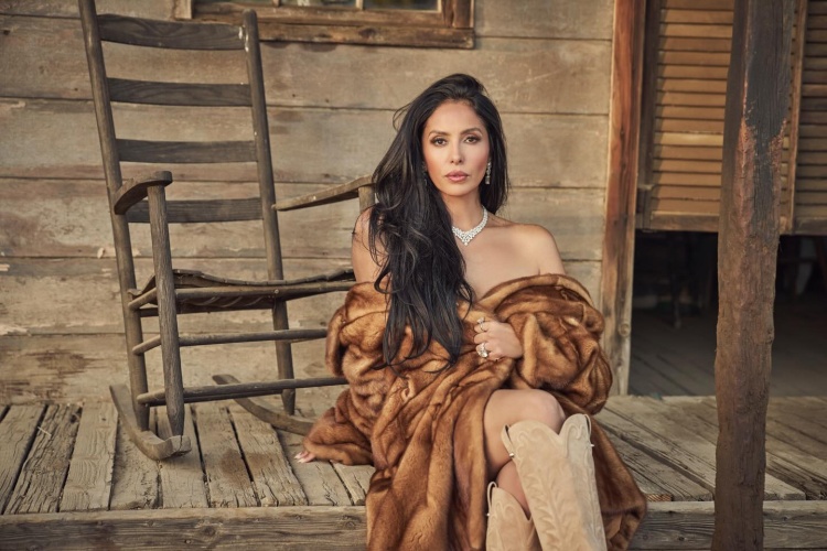 开云体育官方网-瓦妮莎晒照：闺蜜们鼓励我多拍照！甜瓜前妻拉拉：闺蜜就是指我啦