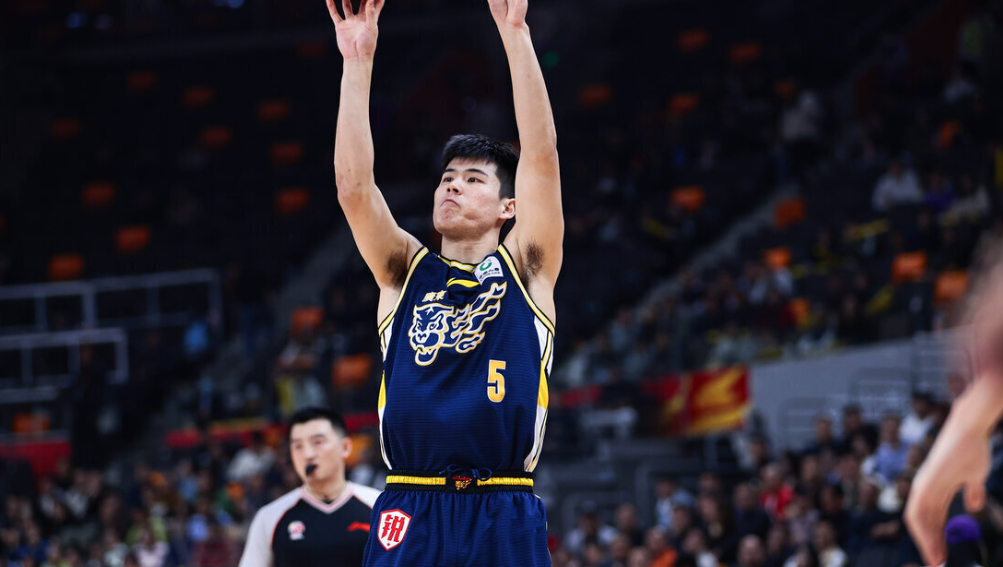 开云体育app下载-看了焦泊乔被杜锋挥拳臭骂的惨状，才知道，家政为什么一直是替补