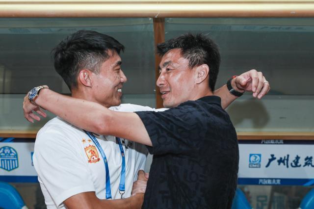 开云体育-广州队憾平对手暂时上岸 下月德比战或将决定生死