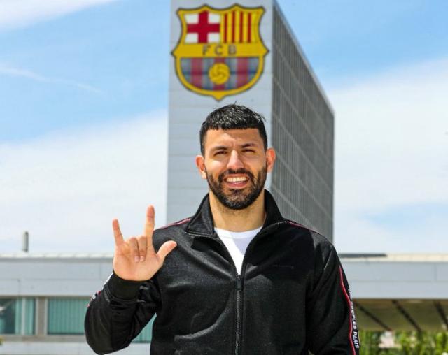 开云体育官方网-官方：阿圭罗加盟巴萨 签约两年